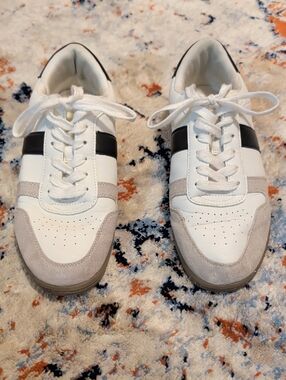 Women's White Low-Top Sneakers with Black Stripe - Universal Thread